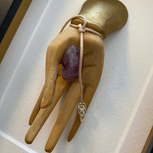 Afbeelding in Gallery-weergave laden, Elegante hand met amethist in lijst - BraShiDa Gallery | Art from Mother Nature