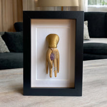 Afbeelding in Gallery-weergave laden, Elegante hand met amethist in lijst - BraShiDa Gallery | Art from Mother Nature