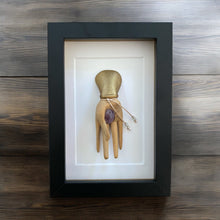 Afbeelding in Gallery-weergave laden, Elegante hand met amethist in lijst - BraShiDa Gallery | Art from Mother Nature