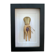 Afbeelding in Gallery-weergave laden, Elegante hand met amethist in lijst - BraShiDa Gallery | Art from Mother Nature