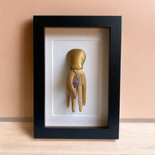 Afbeelding in Gallery-weergave laden, Elegante hand met amethist in lijst - BraShiDa Gallery | Art from Mother Nature