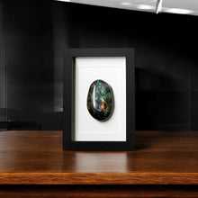 Afbeelding in Gallery-weergave laden, Labradoriet in Lijst - BraShiDa Gallery | Art from Mother Nature