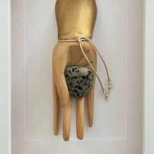 Load image into Gallery viewer, Elegante hand met dalmatier jaspis in lijst - BraShiDa Gallery | Art from Mother Nature
