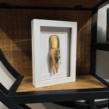 Load image into Gallery viewer, Elegante hand met dalmatier jaspis in lijst - BraShiDa Gallery | Art from Mother Nature
