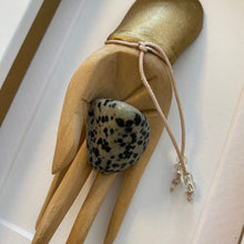 Load image into Gallery viewer, Elegante hand met dalmatier jaspis in lijst - BraShiDa Gallery | Art from Mother Nature
