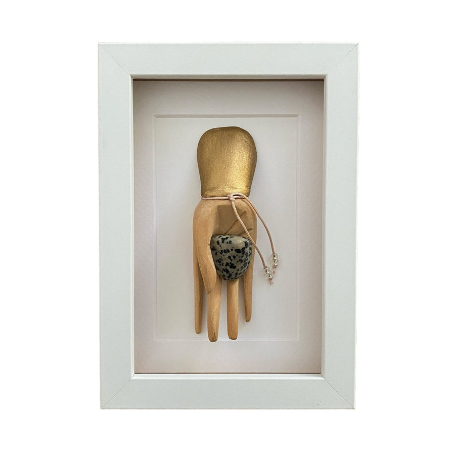 Elegante hand met dalmatier jaspis in lijst - BraShiDa Gallery | Art from Mother Nature