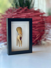 Load image into Gallery viewer, Elegante hand met Jaspis in lijst - BraShiDa Gallery | Art from Mother Nature
