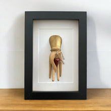 Load image into Gallery viewer, Elegante hand met Jaspis in lijst - BraShiDa Gallery | Art from Mother Nature
