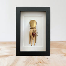 Load image into Gallery viewer, Elegante hand met Jaspis in lijst - BraShiDa Gallery | Art from Mother Nature
