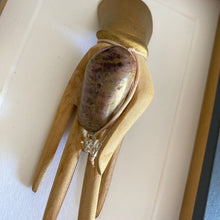 Load image into Gallery viewer, Elegante hand met Robijn in lijst - BraShiDa Gallery | Art from Mother Nature
