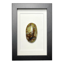 Load image into Gallery viewer, Groene Opaal in lijst - BraShiDa Gallery | Art from Mother Nature
