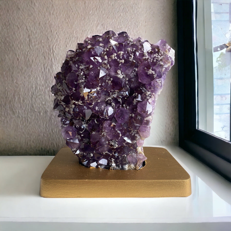 Amethist op gouden standaard - BraShiDa | Stone Gallery
