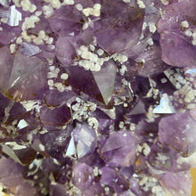 Load image into Gallery viewer, Amethist op gouden standaard - BraShiDa | Stone Gallery
