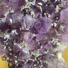 Load image into Gallery viewer, Amethist op gouden standaard - BraShiDa | Stone Gallery

