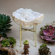 Afbeelding in Gallery-weergave laden, Bergkristal geode liggend - BraShiDa | Stone Gallery
