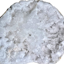 Load image into Gallery viewer, Bergkristal geode liggend - BraShiDa | Stone Gallery
