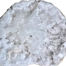 Afbeelding in Gallery-weergave laden, Bergkristal geode liggend - BraShiDa | Stone Gallery

