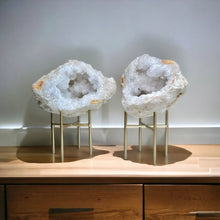 Afbeelding in Gallery-weergave laden, Bergkristal geode paar op gouden standaard - BraShiDa | Stone Gallery
