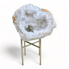 Afbeelding in Gallery-weergave laden, Bergkristal geode paar op gouden standaard - BraShiDa | Stone Gallery
