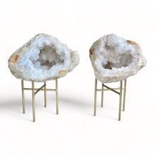 Afbeelding in Gallery-weergave laden, Bergkristal geode paar op gouden standaard - BraShiDa | Stone Gallery
