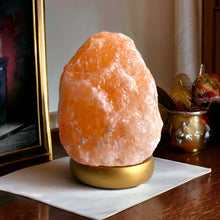 Afbeelding in Gallery-weergave laden, Himalaya zoutlampen op gouden voet - BraShiDa Gallery | decoratieve edelstenen en mineralen
