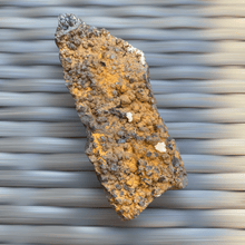 Afbeelding in Gallery-weergave laden, Limoniet en calciet small - BraShiDa | Stone Gallery
