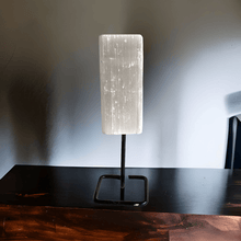 Afbeelding in Gallery-weergave laden, Seleniet op standaard - BraShiDa | Stone Gallery
